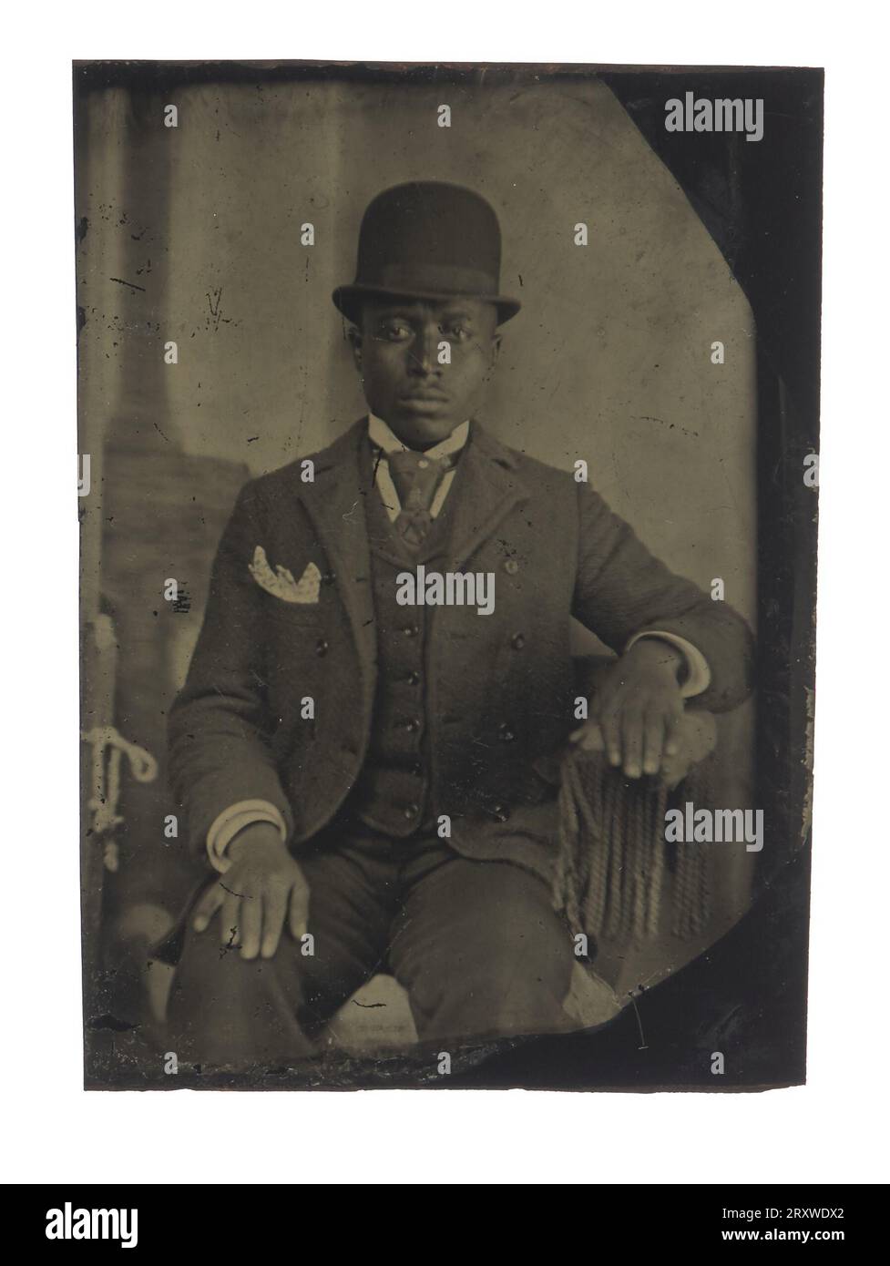 Tintype di uomo in completo, cravatta e cappello dopo gli anni '1860 Foto Stock