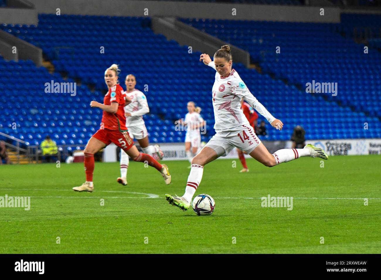 Cardiff, Galles. 26 settembre 2023. Nicoline¿rensen della Danimarca realizza un tiro al goal durante la partita della UEFA Women's Nations League tra Galles e Danimarca al Cardiff City Stadium di Cardiff, Galles, Regno Unito, il 26 settembre 2023. Crediti: Duncan Thomas/Majestic Media. Foto Stock