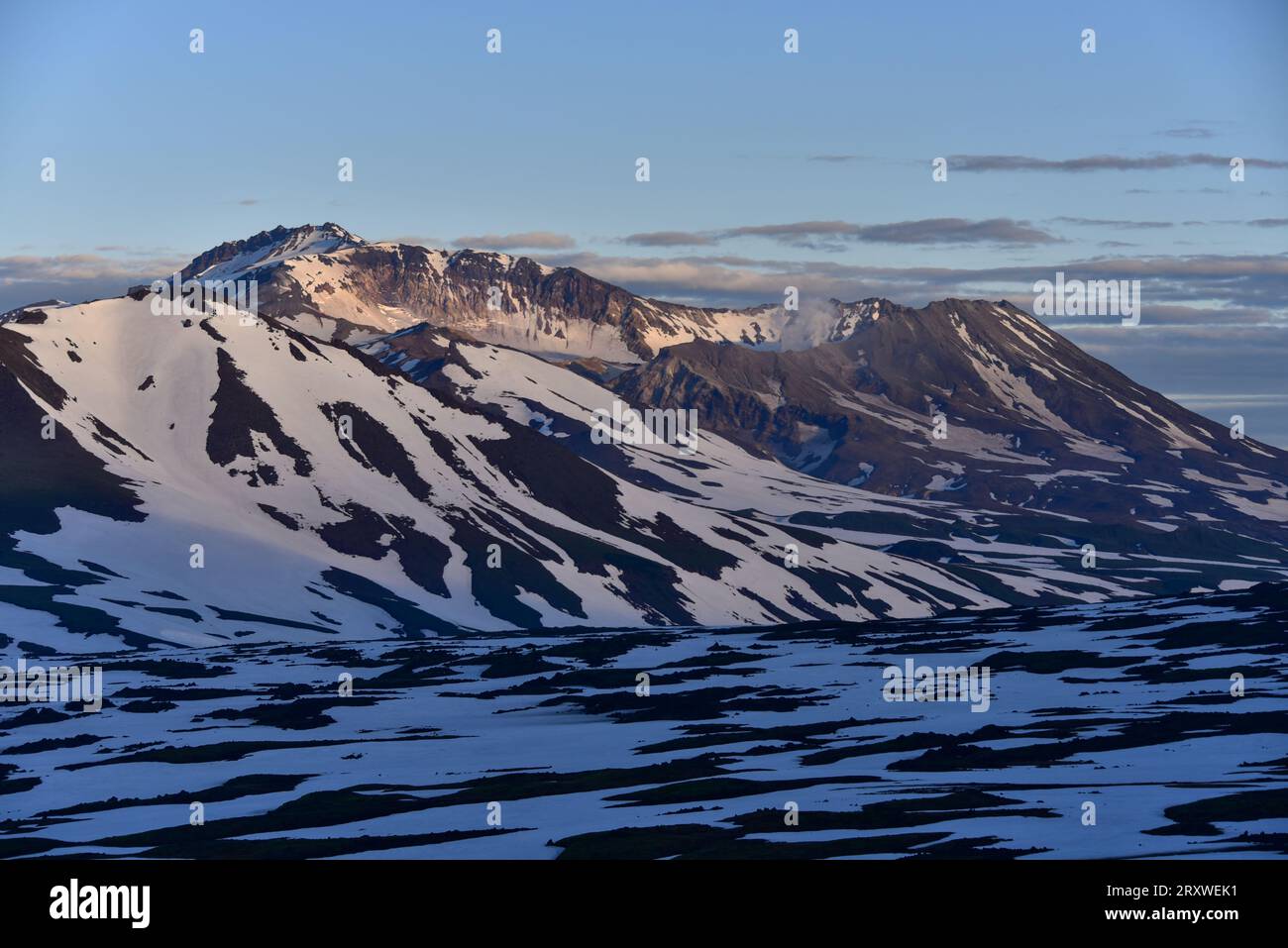 Vista al tramonto del cratere innevato sulle montagne della selvaggia Kamchatka, Russia, estate 2015 Foto Stock