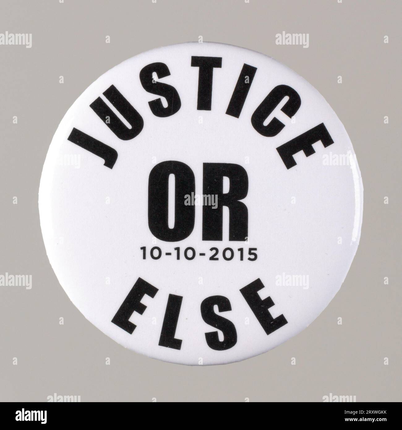 Pinback Button che afferma "Justice or Else 10-10-2015", da MMM 20th Anniversary 2015 Foto Stock