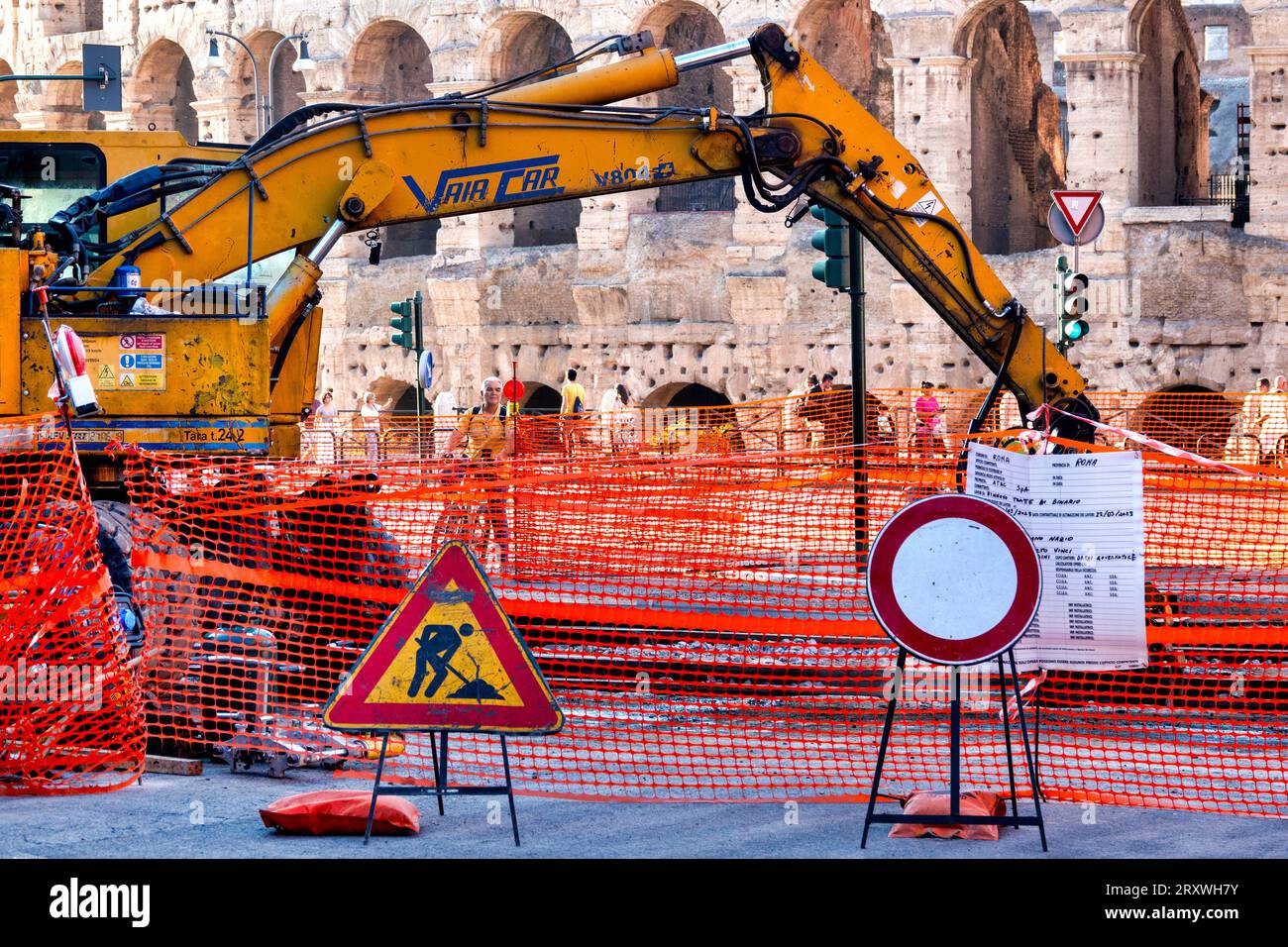 Opere pubbliche di fronte al Colosseo, Roma, Italia Foto Stock