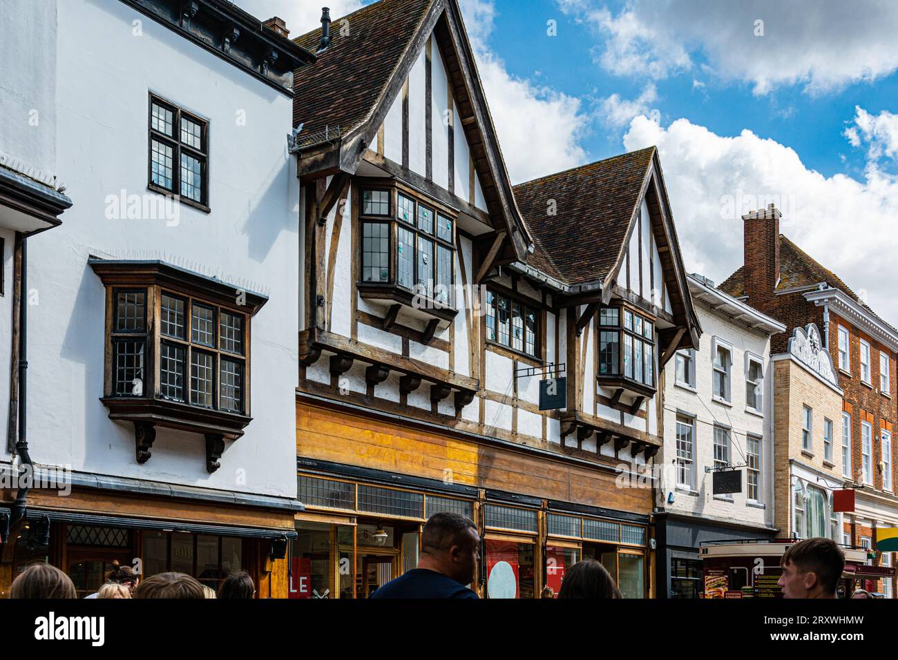 Canterbury,Kent,Inghilterra,Regno Unito - 31 agosto 2022 : Vista di High Street nel pomeriggio Foto Stock