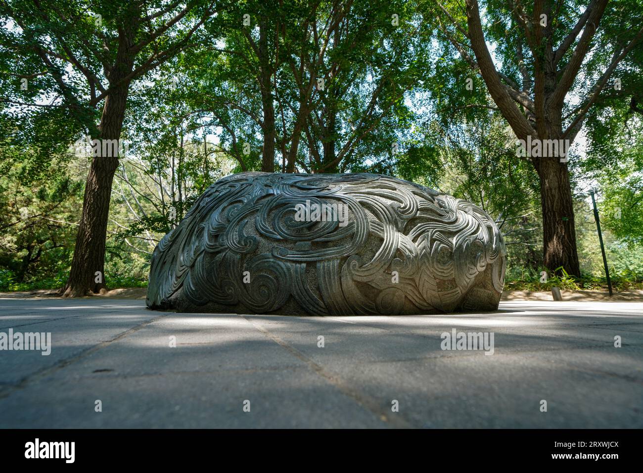 Pechino, Cina - 22 giugno 2023: Pietra ornamentale nel "Green Carpet Poetry" Scenic Spot del Purple Bamboo Park, quartiere Haidian, Pechino. Foto Stock