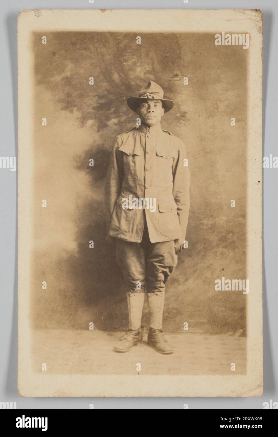 Cartolina di un soldato che si trova all'attenzione di ca. 1917 Foto Stock