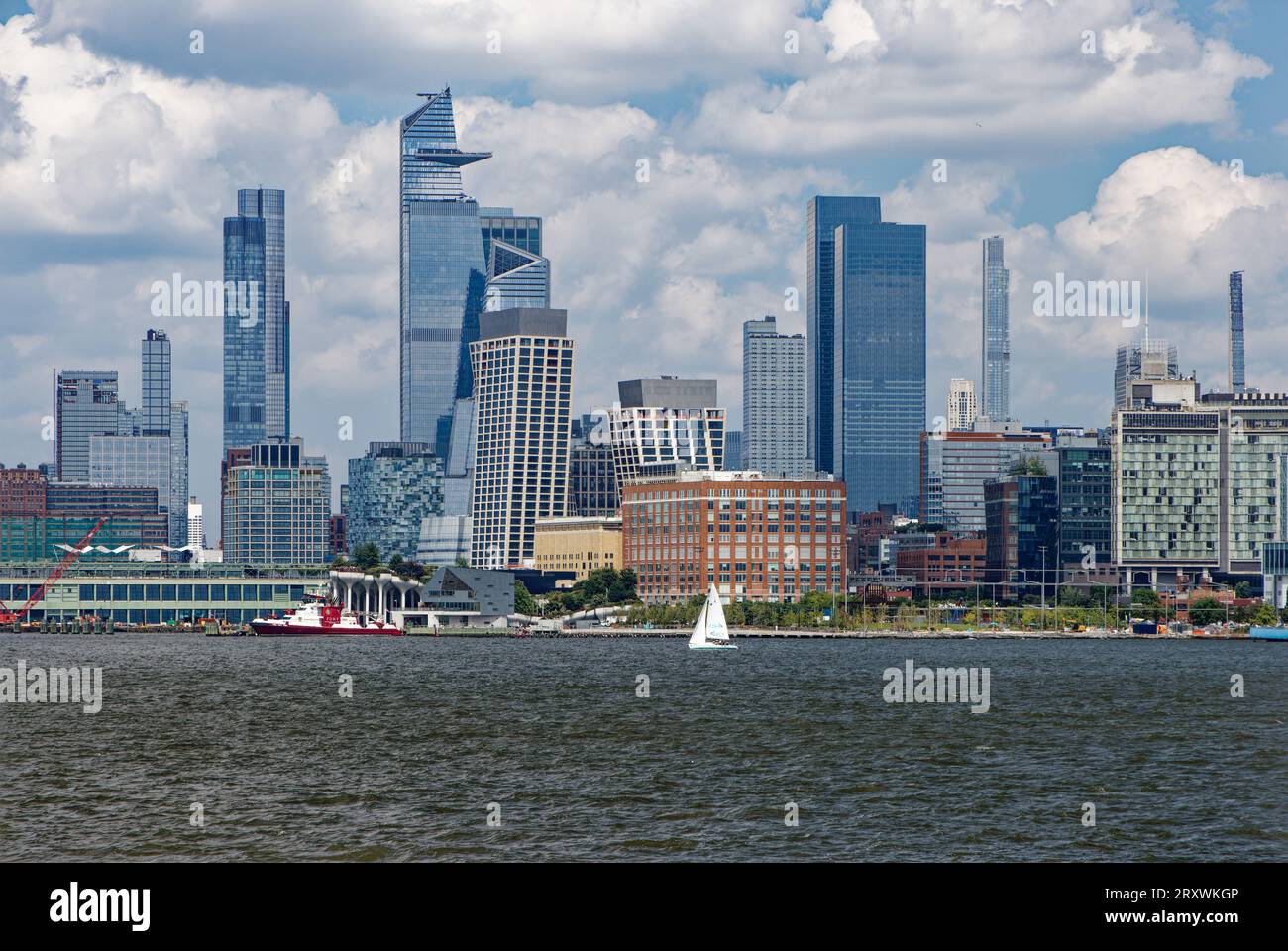 Hudson Yards si stagliano sullo sfondo di Chelsea e del Meatpacking District a Lower Manhattan, visto qui da un traghetto. Foto Stock