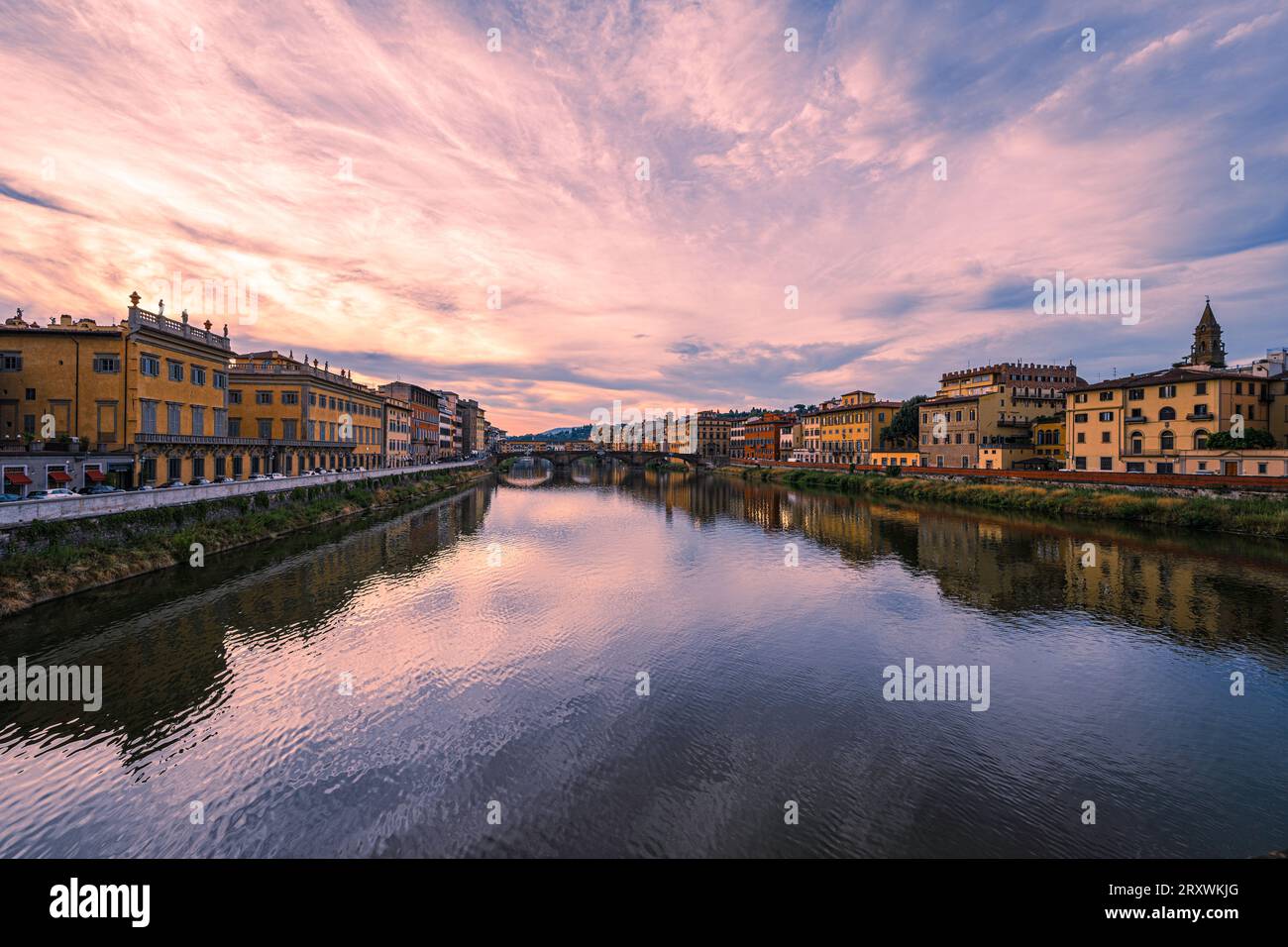 Una foto molto ampia che guarda il fiume Arno a Firenze subito dopo l'alba. Foto Stock