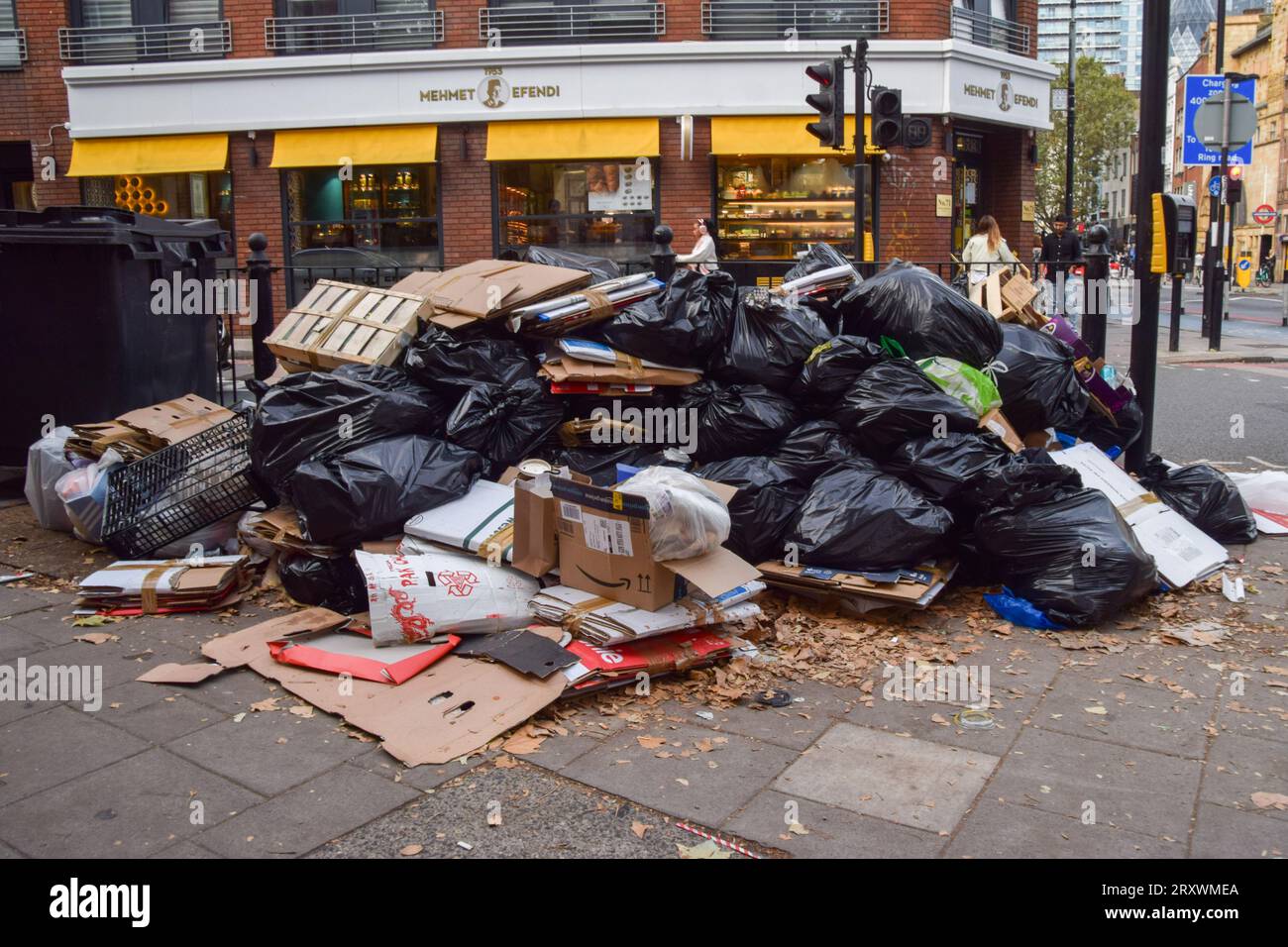 Enormi mucchi di spazzatura fiancheggiano le strade vicino a Whitechapel quando lo sciopero finisce. I raccoglitori di rifiuti nel quartiere londinese di Tower Hamlets sono in sciopero sulla paga da quasi due settimane. Foto Stock