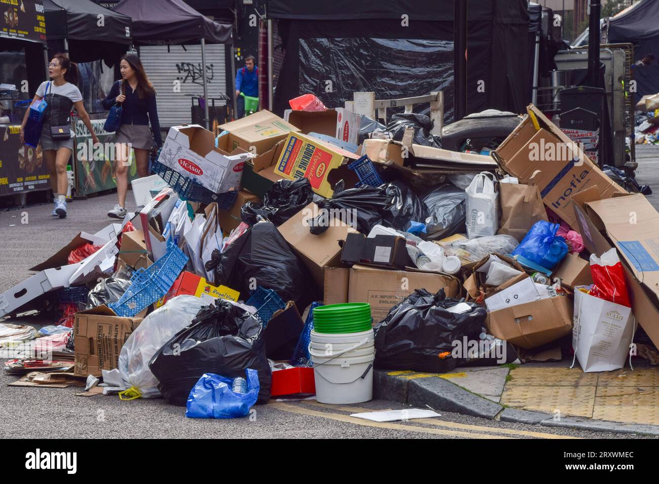 Enormi mucchi di spazzatura fiancheggiano le strade vicino a Whitechapel quando lo sciopero finisce. I raccoglitori di rifiuti nel quartiere londinese di Tower Hamlets sono in sciopero sulla paga da quasi due settimane. Foto Stock