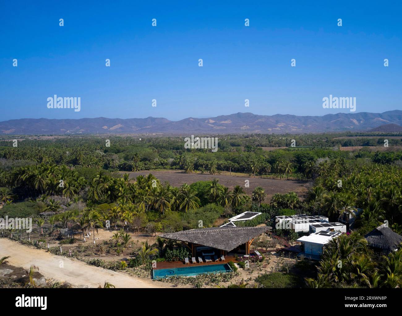 Vista dall'alto della casa di vacanza, della spiaggia e della campagna. Casa Leria, Puerto Escindido, Messico. Architetto: TAC Taller Alberto Calleja , 2023. Foto Stock