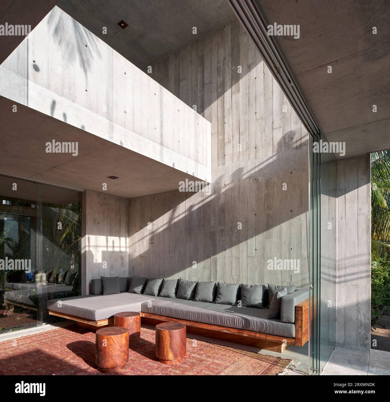 Zona soggiorno con porta scorrevole in vetro. Casa Leria, Puerto Escindido, Messico. Architetto: TAC Taller Alberto Calleja , 2023. Foto Stock