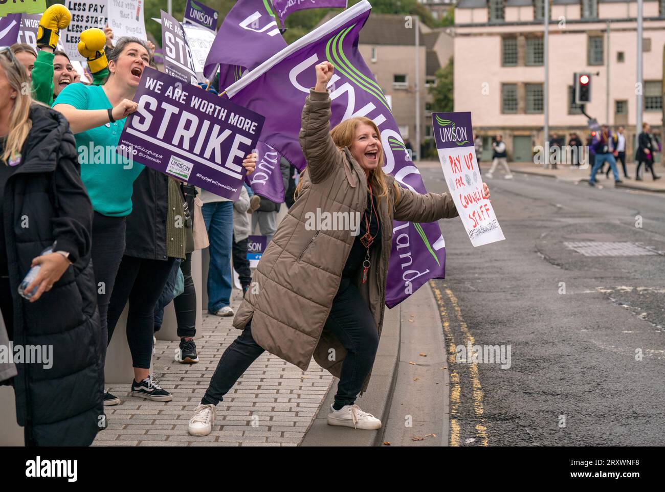 Membri dello staff di supporto scolastico di Unison durante una manifestazione fuori dal parlamento scozzese a Holyrood, Edimburgo. Il personale scolastico essenziale, tra cui addetti alle pulizie, custodi e addetti all'assistenza, è stato bloccato in una disputa retributiva, con una nuova offerta stimata a 580 milioni di sterline. Data foto: Mercoledì 27 settembre 2023. Foto Stock