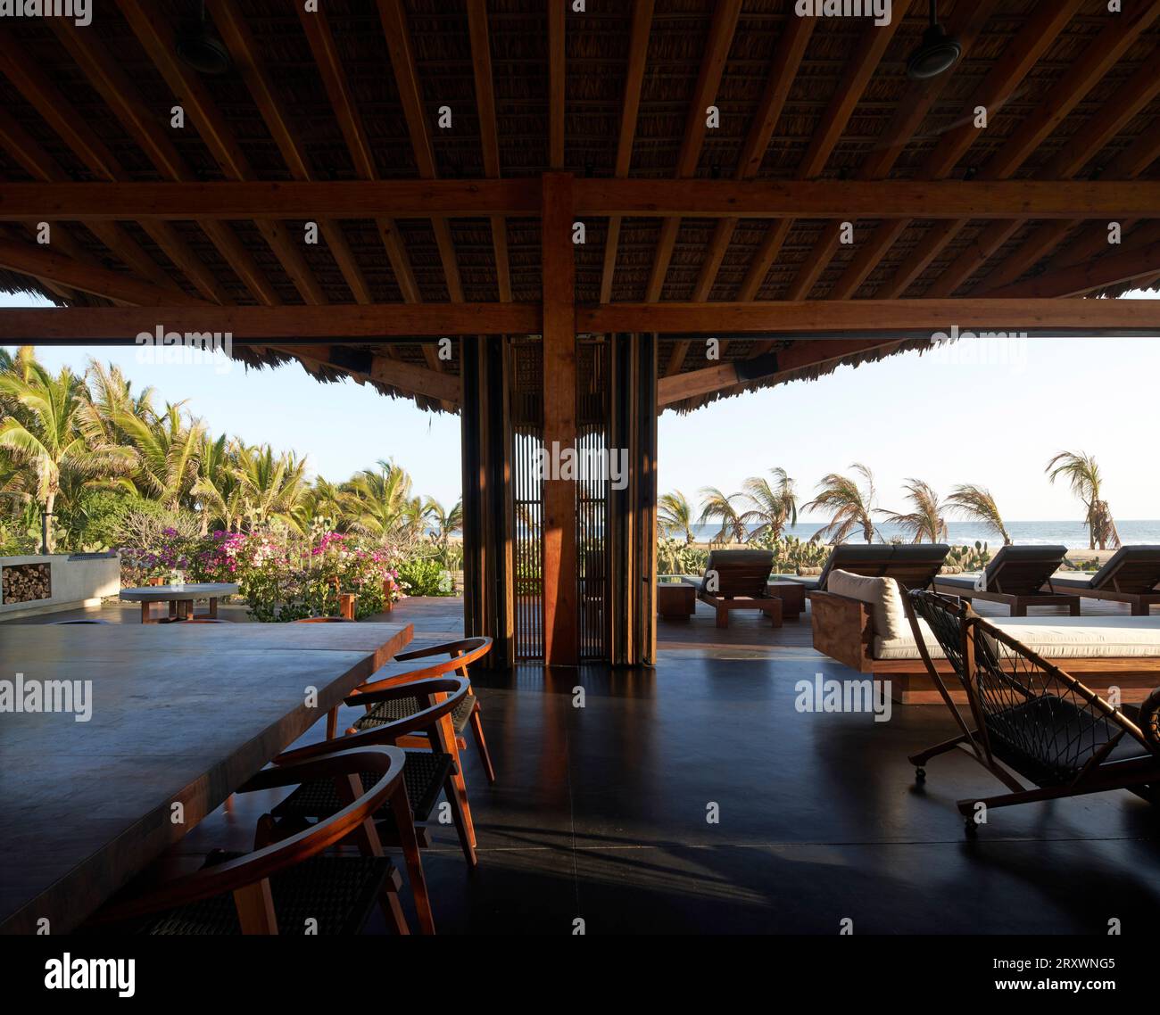 Interno della casa principale con vista sulla spiaggia. Casa Leria, Puerto Escindido, Messico. Architetto: TAC Taller Alberto Calleja , 2023. Foto Stock