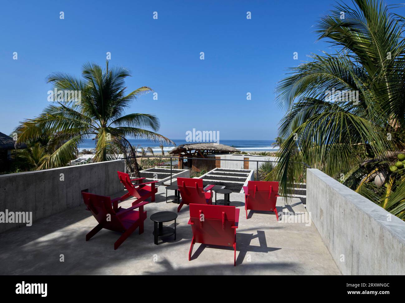 Terrazza sul tetto con vista sulla spiaggia e sull'oceano. Casa Leria, Puerto Escindido, Messico. Architetto: TAC Taller Alberto Calleja , 2023. Foto Stock