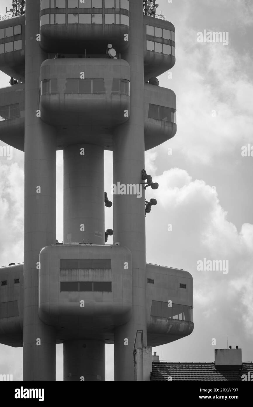 PRAGA, REPUBBLICA CECA, EUROPA - Zizkov Television Tower, una torre di trasmissione di 216 m. Sulla torre c'è lo scultore David Cerny installazione Babies. Foto Stock
