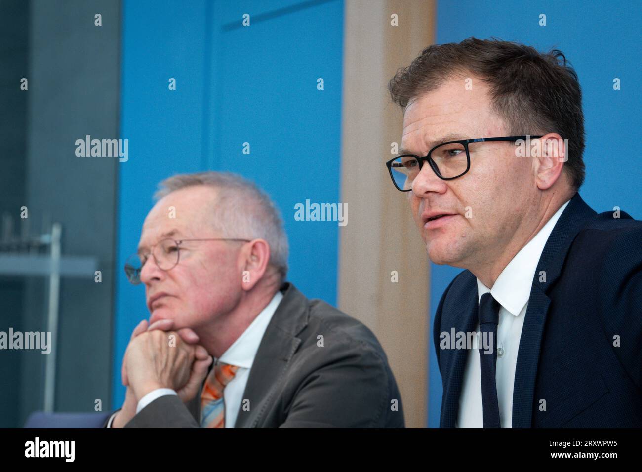 Bundespressekonferenz Vorstellung des Jahresbericht zum Stand der deutschen Einheit Carsten Schneider Staatsminister beim Bundeskanzler, MDB, Beauftragter der Bundesregierung fuer Ostdeutschland gemeinsam mit Prof. Dr. Everhard Holtmann, zsh Halle, Universitaet Halle-Wittenberg im Portrait bei der Vordestellung des Jahinschen Stalung, Stalutzum des Jahresbericht 27.09.2023 Berlin Berlin Deutschland *** Conferenza federale della stampa presentazione della relazione annuale sullo stato di unità tedesca Carsten Schneider Ministro di Stato al Cancelliere federale, membro del Bundestag tedesco, Feder Foto Stock