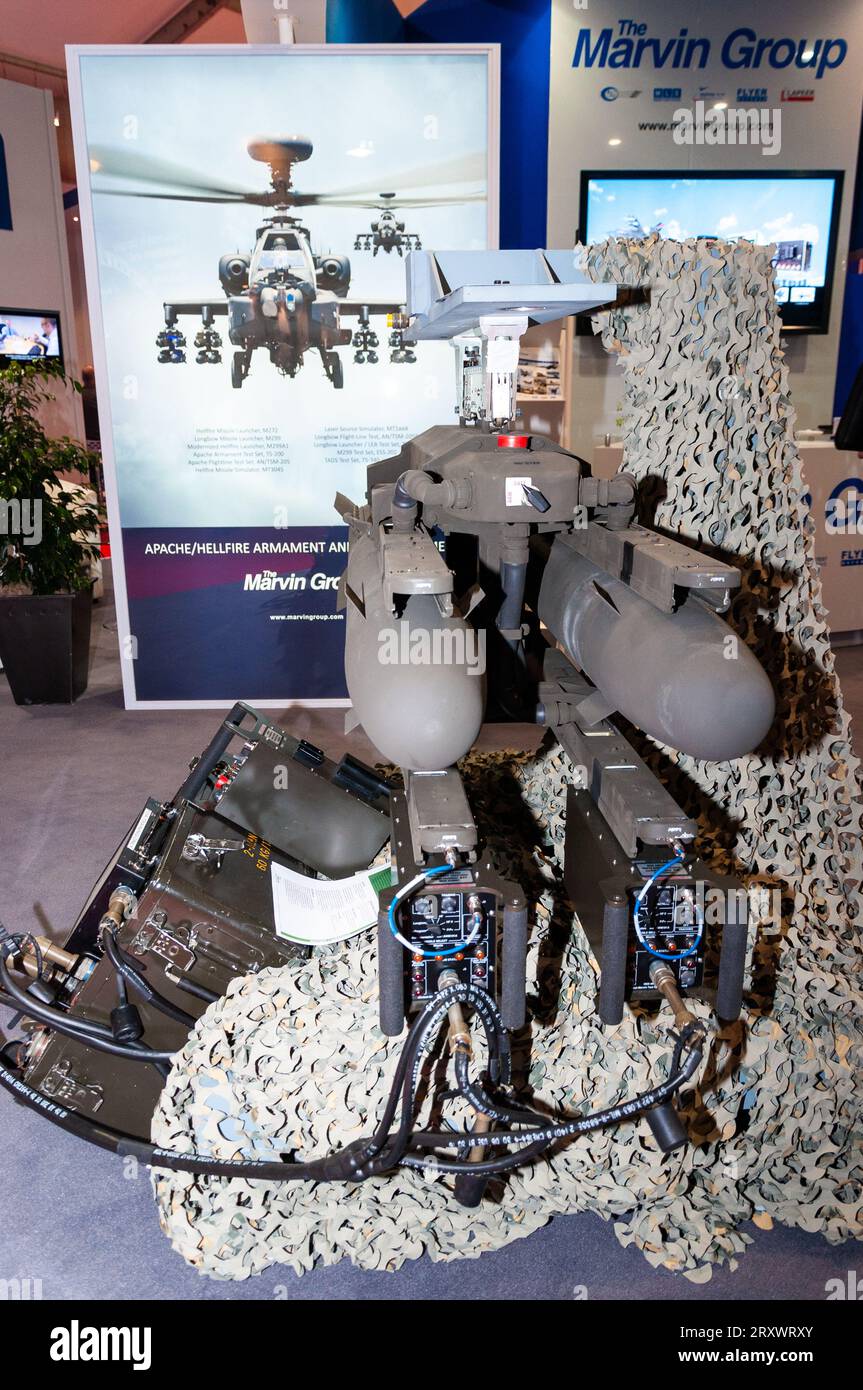Lo stand del gruppo Marvin al Farnborough International Airshow, Regno Unito, con il sistema missilistico AGM-114 Hellfire. Test missilistici e tecnologia di lancio Foto Stock