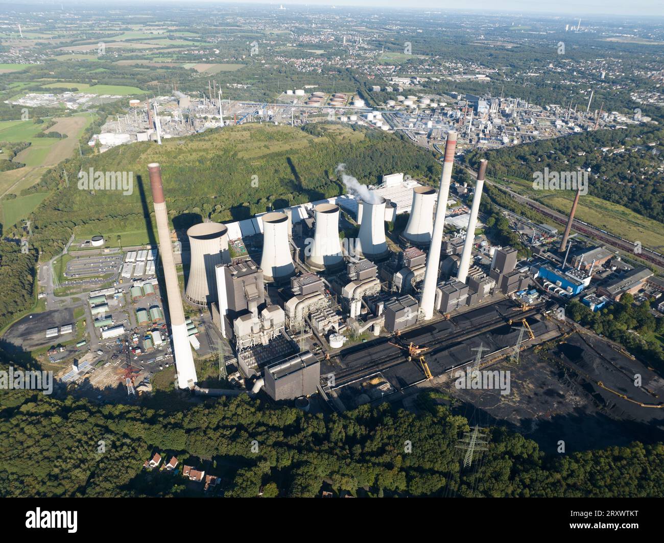 Vista aerea di un drone kraftwerk, un impianto elettrico, un'infrastruttura industriale energetica. Foto Stock