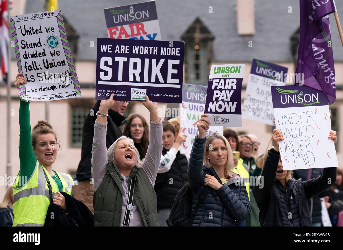 Membri dello staff di supporto scolastico di Unison durante una manifestazione fuori dal parlamento scozzese a Holyrood, Edimburgo. Il personale scolastico essenziale, tra cui addetti alle pulizie, custodi e addetti all'assistenza, è stato bloccato in una disputa retributiva, con una nuova offerta stimata a 580 milioni di sterline. Data foto: Mercoledì 27 settembre 2023. Foto Stock