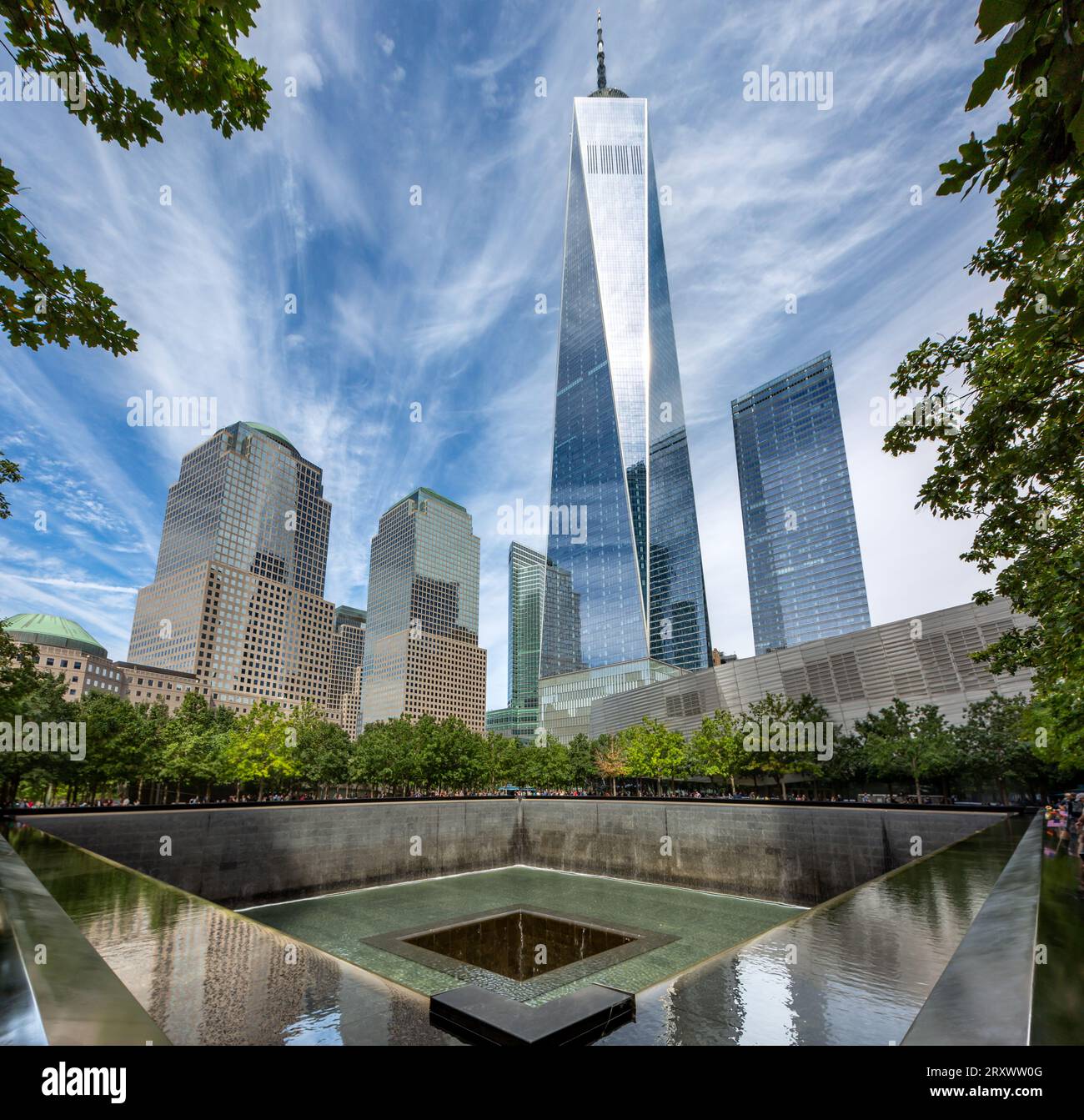 GROUND ZERO, NEW YORK, USA, - 16 SETTEMBRE 2023. Un paesaggio vertorama della piscina riflettente memoriale a Ground Zero e del One World Trade Center Foto Stock