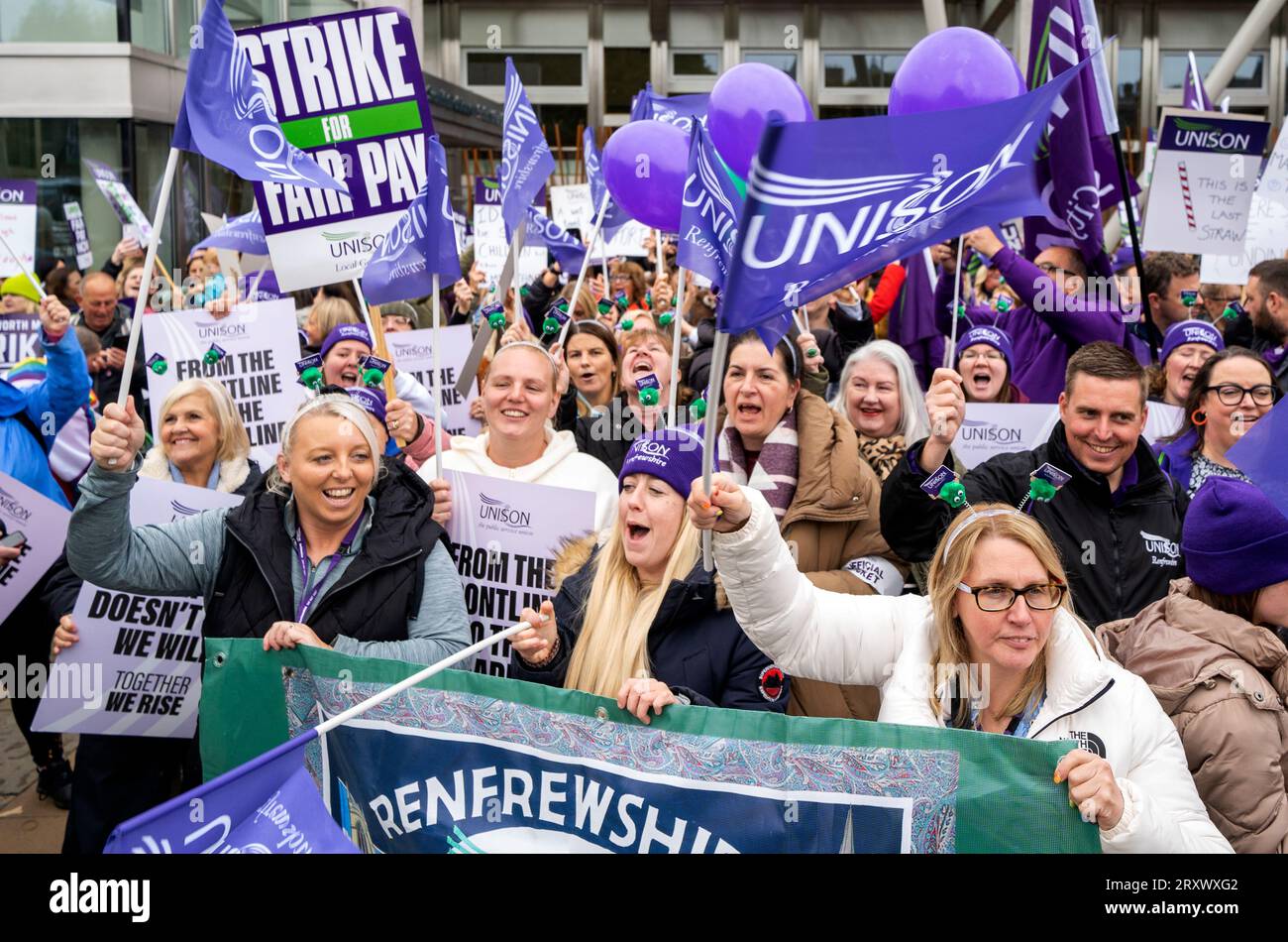 Membri dello staff di supporto scolastico di Unison durante una manifestazione fuori dal parlamento scozzese a Holyrood, Edimburgo. Il personale scolastico essenziale, tra cui addetti alle pulizie, custodi e addetti all'assistenza, è stato bloccato in una disputa retributiva, con una nuova offerta stimata a 580 milioni di sterline. Data foto: Mercoledì 27 settembre 2023. Foto Stock