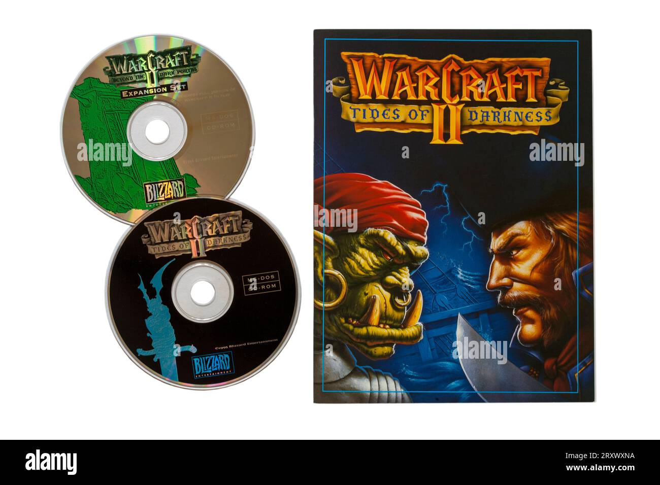 Warcraft II Tides of Darkness, gioco per computer in edizione deluxe, libro e dischi isolati su sfondo bianco Foto Stock