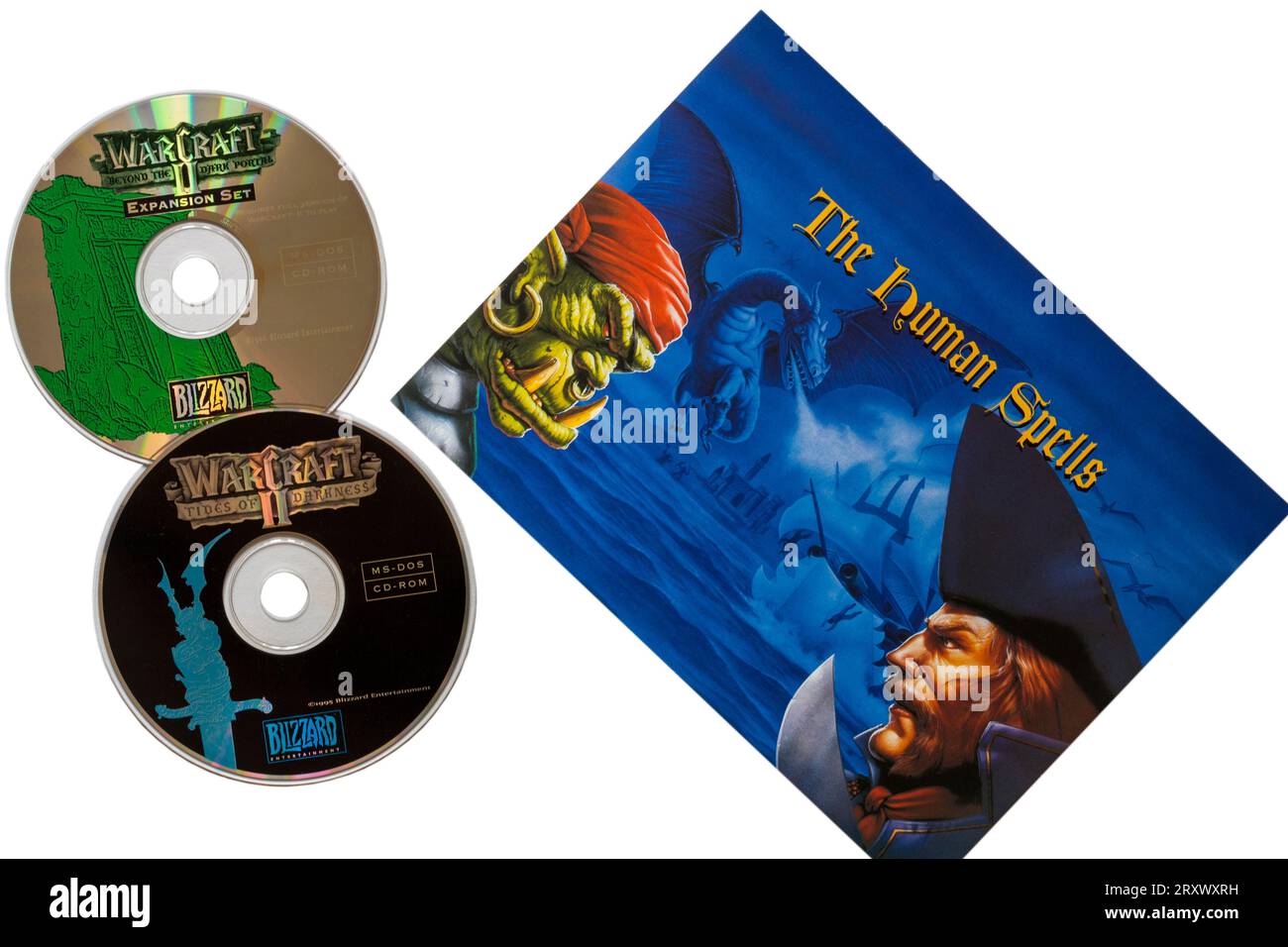 Warcraft II Tides of Darkness, libro The Human Spells e dischi su sfondo bianco Foto Stock