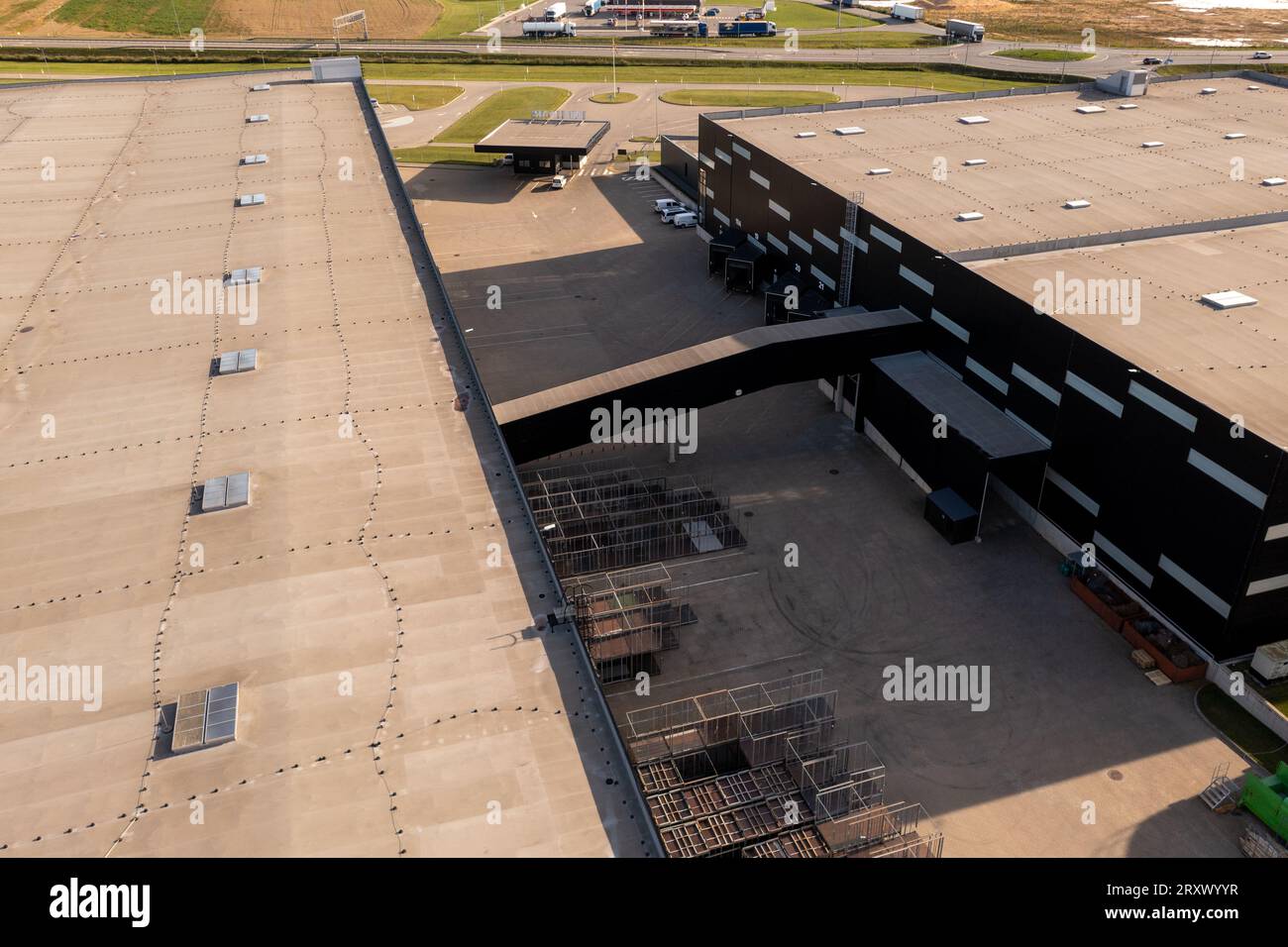 Fotografia con droni di un complesso di magazzini durante il giorno d'estate Foto Stock