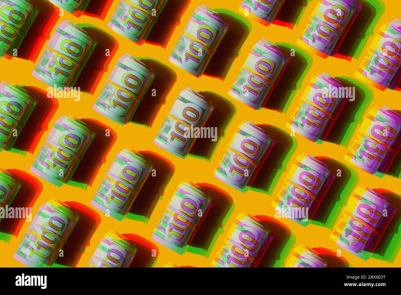 Modello ripetuto banconote americane da 100 dollari in Glitch doppia esposizione sullo sfondo giallo, modello Pop Art Foto Stock