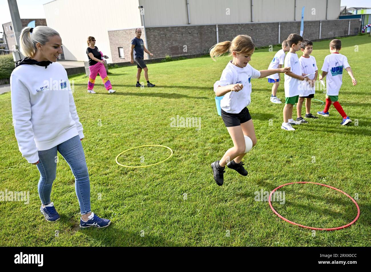 Manon Claeys raffigurato durante un evento per segnare l'inizio della campagna 'VIP2024' dell'agenzia sportiva fiamminga Sport Vlaanderen, in previsione dei Giochi Olimpici di Parigi, mercoledì 27 settembre 2023 presso la scuola elementare GBS De Waterleest di Eppegem, Zemst. Ambasciatori del progetto sono i migliori atleti fiamminghi, che stanno sfidando la popolazione a prepararsi in modo sportivo ai Giochi olimpici e paraolimpici. Le scuole, le aziende, i club sportivi e le autorità locali fiamminghe dovranno completare tre sfide olimpiche per ottenere lo status VIP2024 e avere la possibilità di recarsi a Parigi Foto Stock