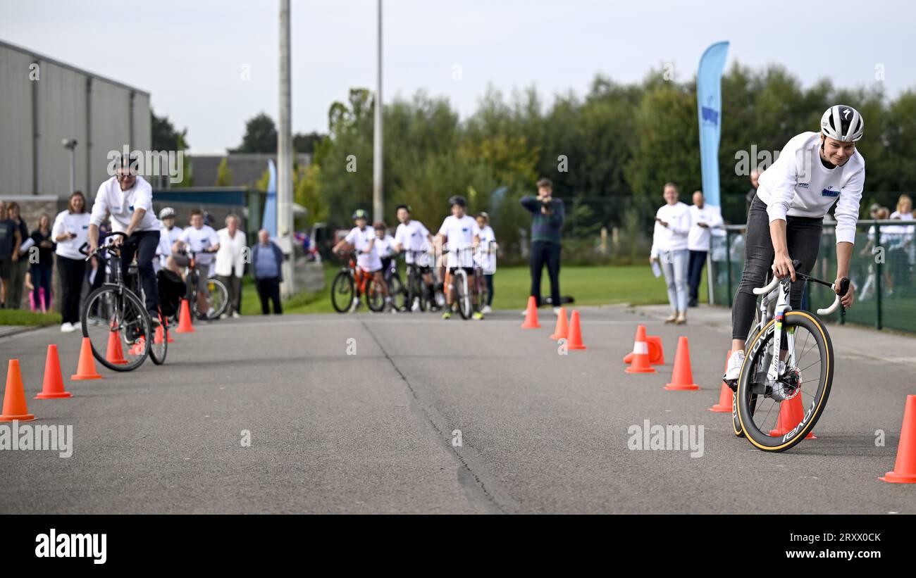 Il ministro fiammingo dell'istruzione e del benessere degli animali e dello sport Ben Weyts e il belga Lotte Kopecky, illustrati nel corso di un evento per celebrare l'inizio della campagna "VIP2024" dell'agenzia sportiva fiamminga Sport Vlaanderen, in previsione dei Giochi olimpici di Parigi, mercoledì 27 settembre 2023 presso la scuola elementare GBS De Waterleest di Eppegem, Zemst. Ambasciatori del progetto sono i migliori atleti fiamminghi, che stanno sfidando la popolazione a prepararsi in modo sportivo ai Giochi olimpici e paraolimpici. Le scuole, le aziende, i club sportivi e le autorità locali fiamminghe dovranno completare tre OL Foto Stock