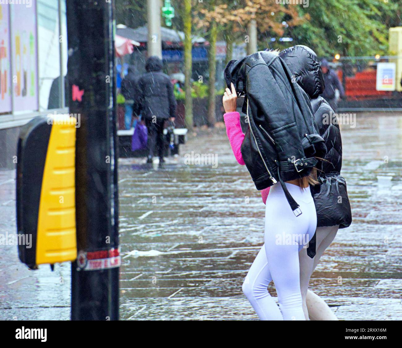 Glasgow, Scozia, Regno Unito. 27 settembre 2023. Meteo del Regno Unito: La tempesta Agnes ha prodotto una giornata ventosa e umida nel West End e nel centro della città. Credit Gerard Ferry/Alamy Live News Foto Stock