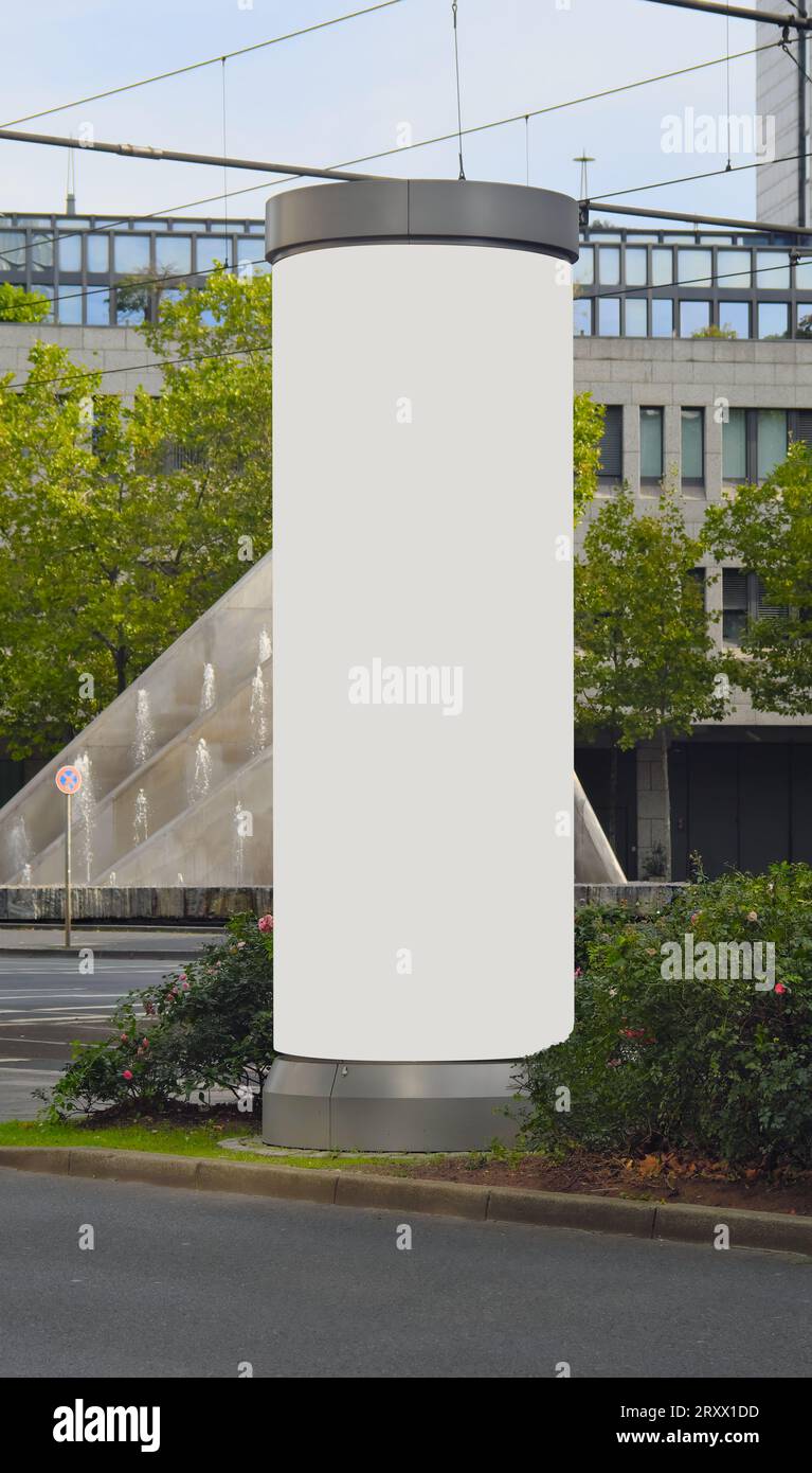 Pilastro pubblicitario vuoto in una città con spazio libero grigio per le copie, mock-up promozionale. Pannello pubblicitario vuoto Foto Stock