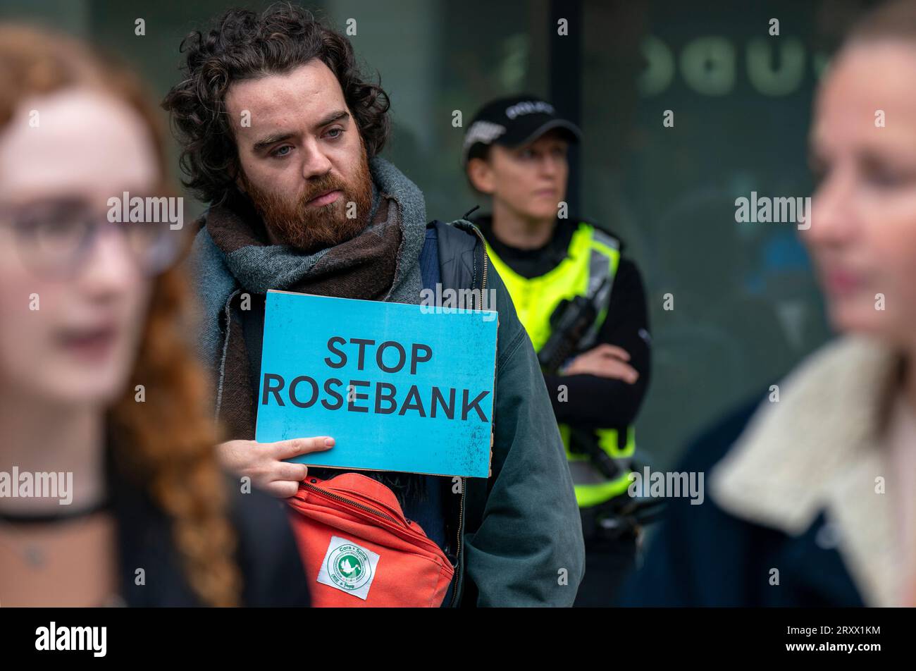 Gli attivisti prendono parte a una protesta di emergenza Stop Rosebank fuori dall'edificio del governo britannico a Edimburgo, dopo che il controverso giacimento petrolifero Equinor Rosebank Mare del Nord è stato dato il via libera. Rosebank, che è uno dei più grandi giacimenti petroliferi non sfruttati nelle acque del Regno Unito, ha ottenuto il consenso allo sviluppo e alla produzione dal regolatore del governo britannico, la North Sea Transition Authority (NSTA). Data foto: Mercoledì 27 settembre 2023. Foto Stock