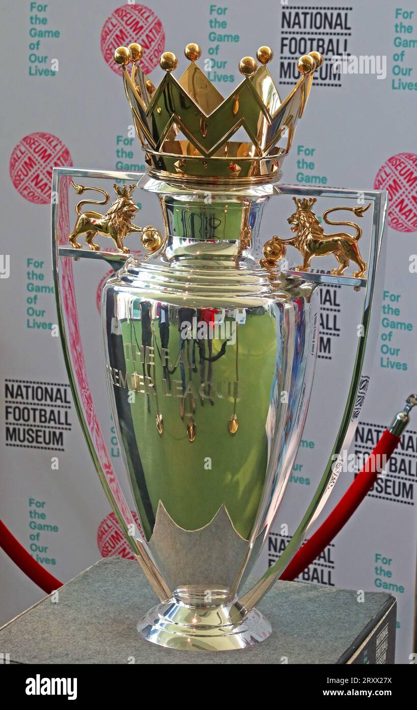 Trofeo inglese della Premier League, due leoni e una replica della corona (il terzo leone) al National Football Museum, Manchester, M4 3BG Foto Stock