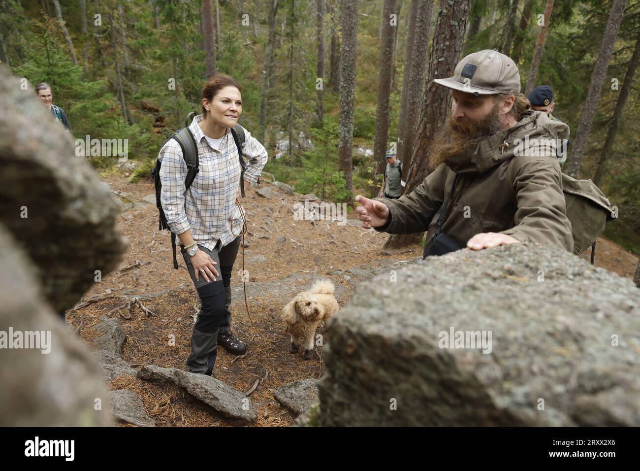 TIVEDEN 20230927Principessa Vittoria della Corona e il cane Rio in una visita al Parco Nazionale di Tiveden. Conversazioni con la guida naturalistica David Tverling. Foto: CH Foto Stock