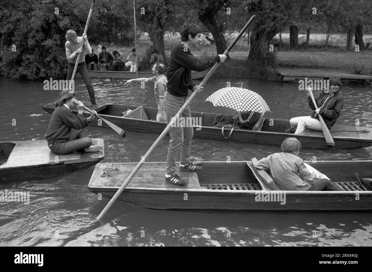 A Cambridge, sul fiume Cam, gli studenti universitari si divertono sul fiume. Cambridge, Cambridgeshire 1983 1980s UK HOMER SYKES Foto Stock