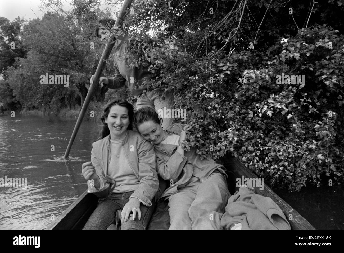 A Cambridge, sul fiume Cam, gli studenti universitari si divertono sul fiume. Cambridge, Cambridgeshire 1983 1980s UK HOMER SYKES Foto Stock
