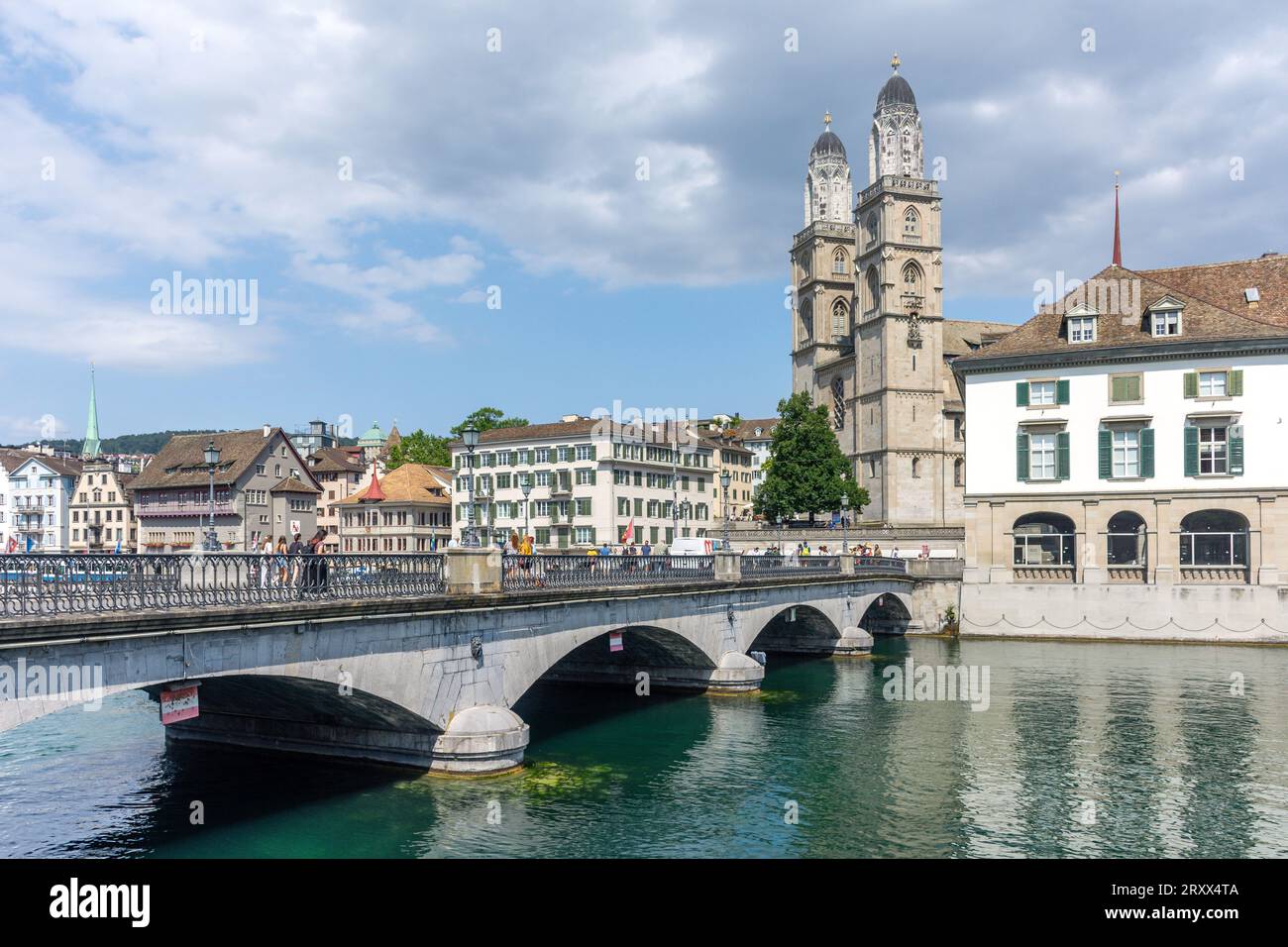 Chiesa di Grossmünster e Ponte di Münster (Münsterbrücke), attraversato il fiume Limmat, Altstadt (città vecchia), città di Zürich, Zürich, Svizzera Foto Stock