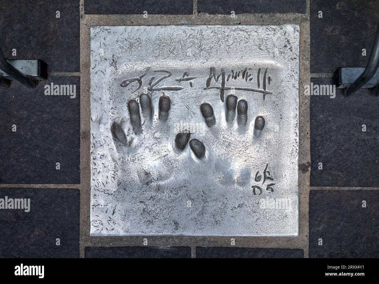 L'impronta della famosa cantante, attrice e intrattenitrice americana Liza Minnelli si trova sul marciapiede dell'Allée des Étoiles (viale delle stelle) Foto Stock