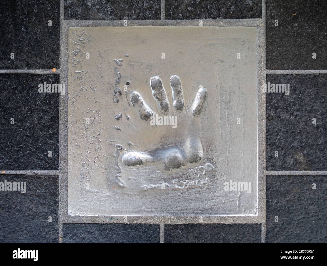 L'impronta della mano del famoso regista, sceneggiatore, artista, musicista e attore americano David Lynch è ambientata nel marciapiede dell'Allée des Étoiles (Av Foto Stock
