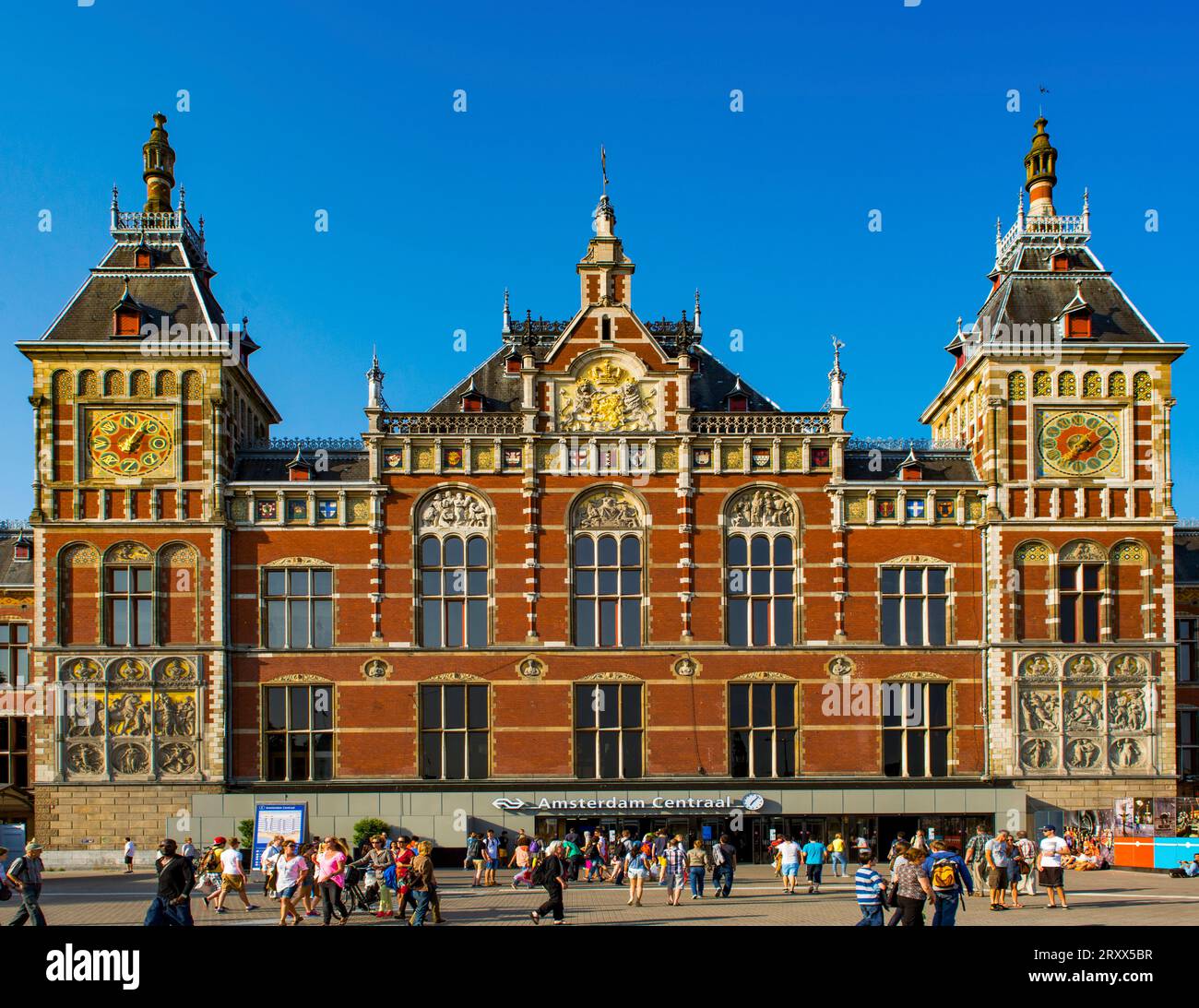 Stazione centrale di Amsterdam progettata da Pierre Cuypers, Paesi Bassi Foto Stock