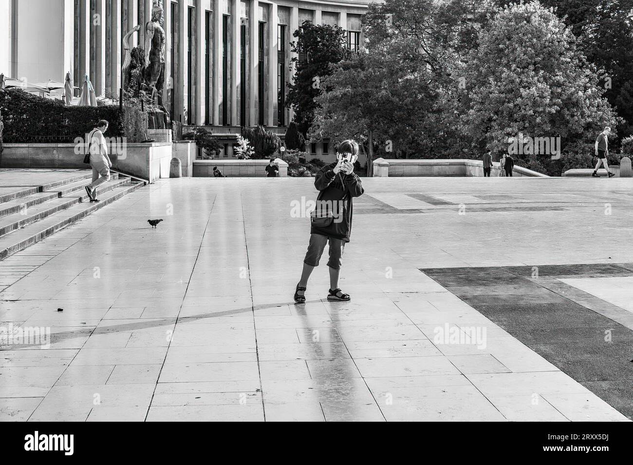 Giovane anonimo con macchina fotografica, Trocadero, Parigi, Francia Foto Stock