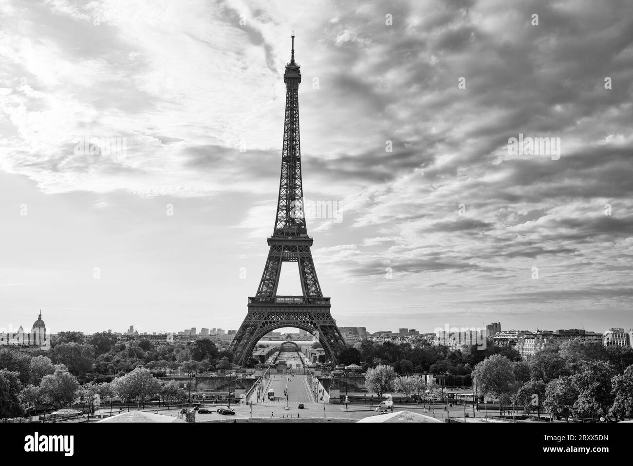 Torre Eiffel in una mattinata nuvolosa. Parigi, Francia Foto Stock
