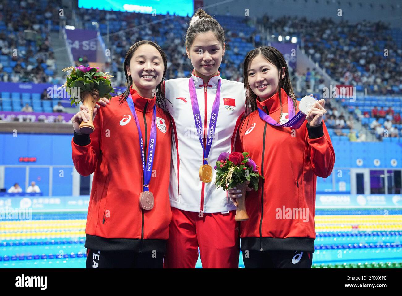 (230927) -- HANGZHOU, 27 settembre 2023 (Xinhua) -- la medaglia d'oro Yu Yiting (C) della Cina, la medaglia d'argento Tanigawa Ageha (L) del Giappone, la medaglia di bronzo Narita mio del Giappone partecipano alla cerimonia di premiazione della finale individuale di nuoto dei 400 m delle donne ai 19 Giochi asiatici di Hangzhou, nella provincia dello Zhejiang della Cina orientale, 27 settembre 2023. (Xinhua/Du yu) Foto Stock