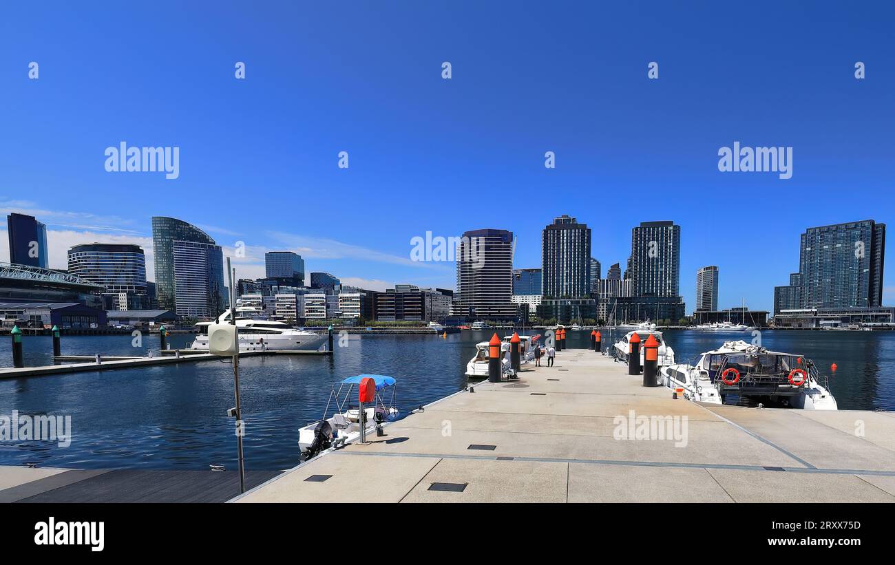 962 Vista dei grattacieli della Victoria Harbour Promenade visti da Newquay Promenade, sobborgo di Docklands. Melbourne-Australia. Foto Stock