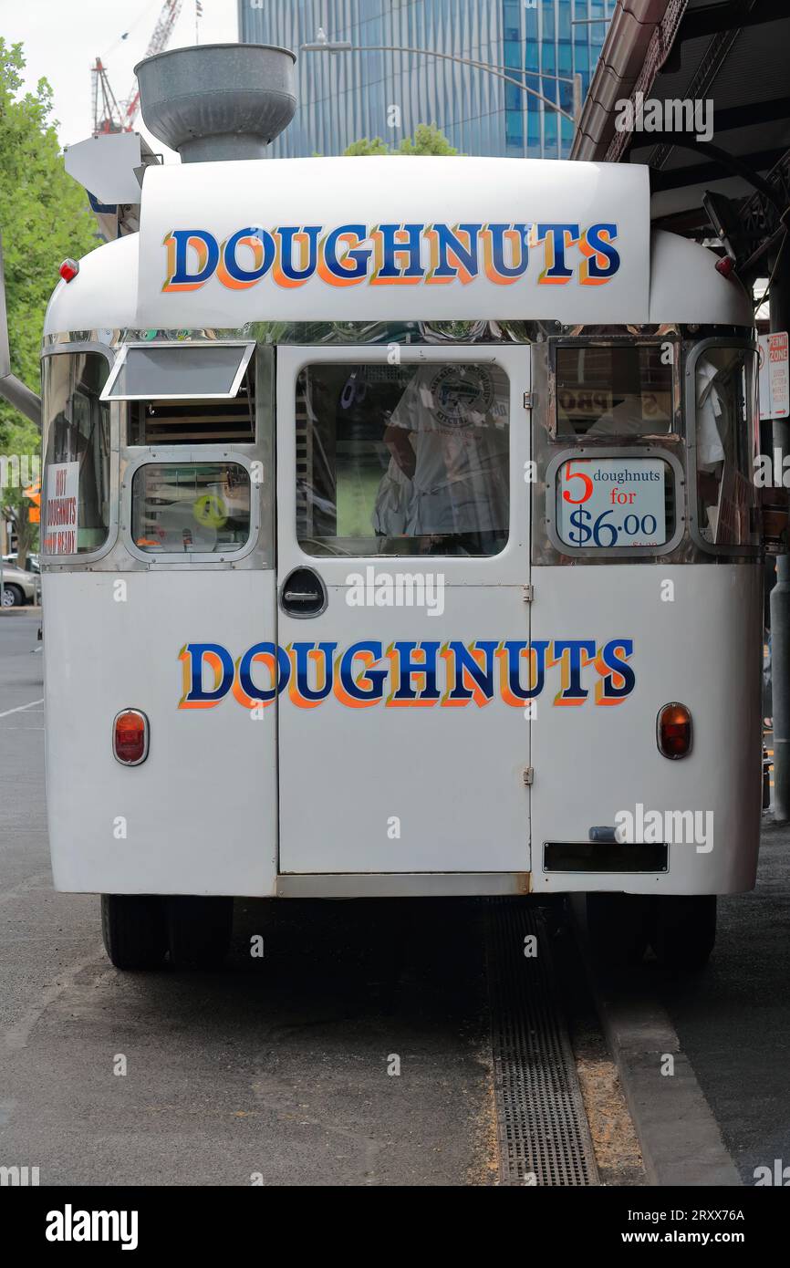 973 l'autobus americano, originariamente tedesco, Doughnut Kitchen negli anni '1950 del Queen Victoria Market. Melbourne-Australia. Foto Stock