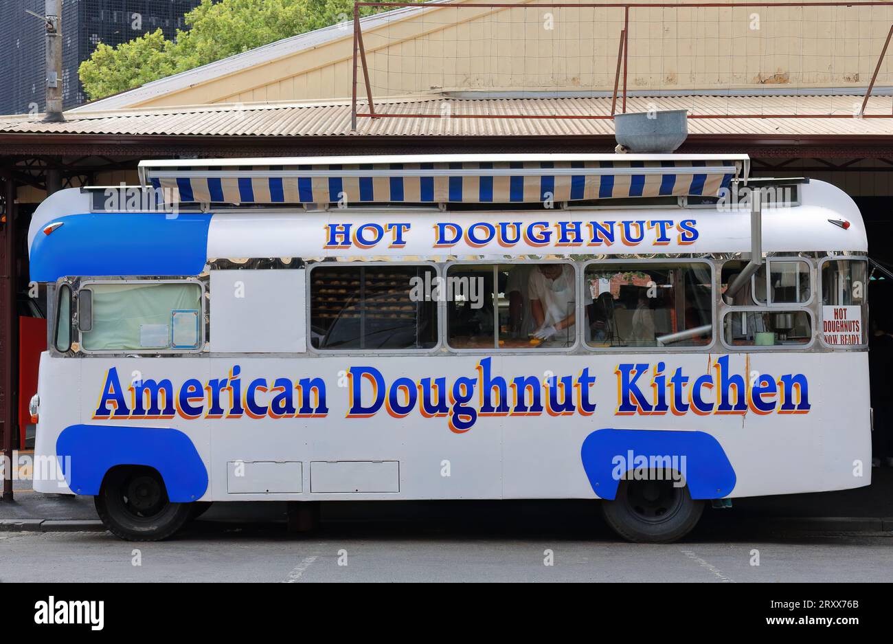 974 l'autobus americano, originariamente tedesco, Doughnut Kitchen negli anni '1950 del Queen Victoria Market. Melbourne-Australia. Foto Stock