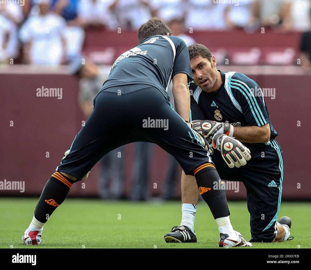 LANDOVER, MD - AGOSTO 09: Iker Casillas #1 del Real Madrid parla con Jerzy Dudek #25 del Real Madrid giocando contro il DC United a Landover, Maryland nel 2009. Foto Stock