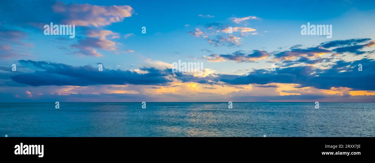 Cielo nel tardo pomeriggio sul Golfo del Messico da Venice Beach a Venice, Florida, USA Foto Stock