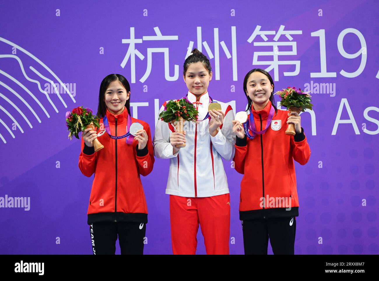 (230927) -- HANGZHOU, 27 settembre 2023 (Xinhua) -- la medaglia d'oro Yu Yiting (C) della Cina, la medaglia d'argento Tanigawa Ageha (L) del Giappone, la medaglia di bronzo Narita mio del Giappone partecipano alla cerimonia di premiazione della finale individuale di nuoto dei 400 m delle donne ai 19 Giochi asiatici di Hangzhou, nella provincia dello Zhejiang della Cina orientale, 27 settembre 2023. (Xinhua/Huang Zongzhi) Foto Stock